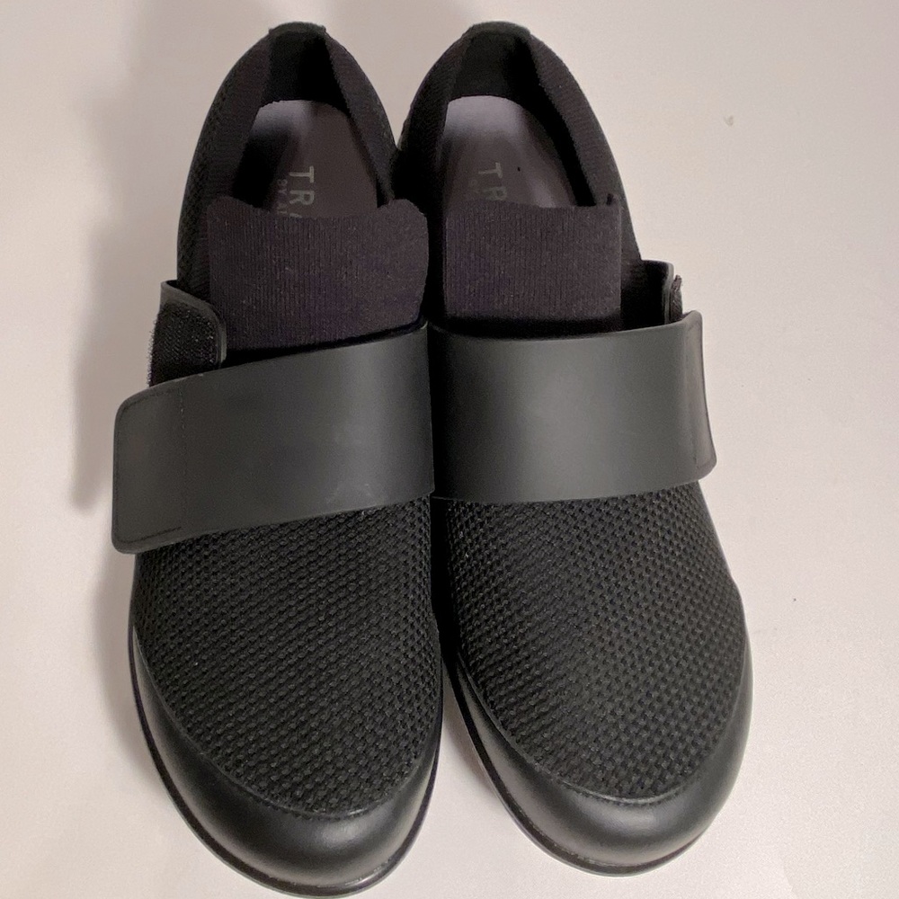 Traq shoes by Alegria in all Black Qwik